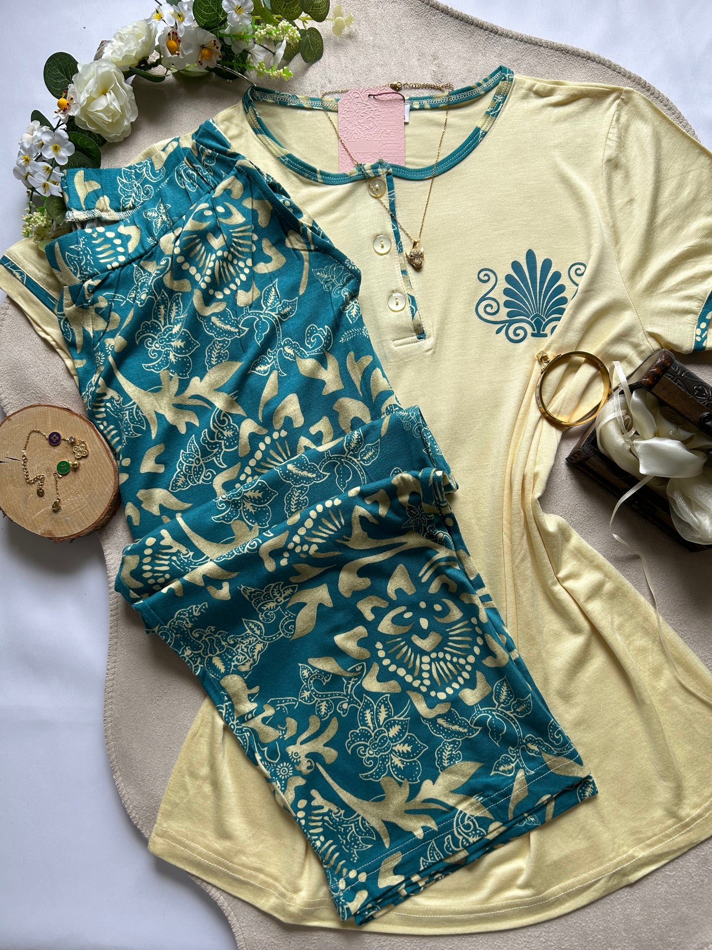 Pyjama Femme Motif Fleur de Lotus à Manches Courtes Col Rond Pantalon imprimé Bali Vêtements Femme pour Maison et Voyage Ambiance Zen