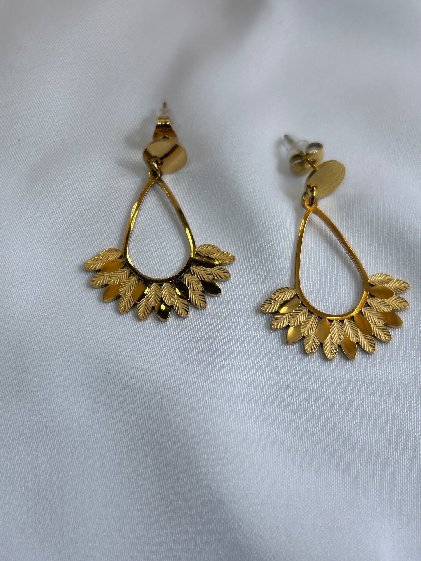 Boucles d'oreilles Pendantes Eventail en Plumes Dorées