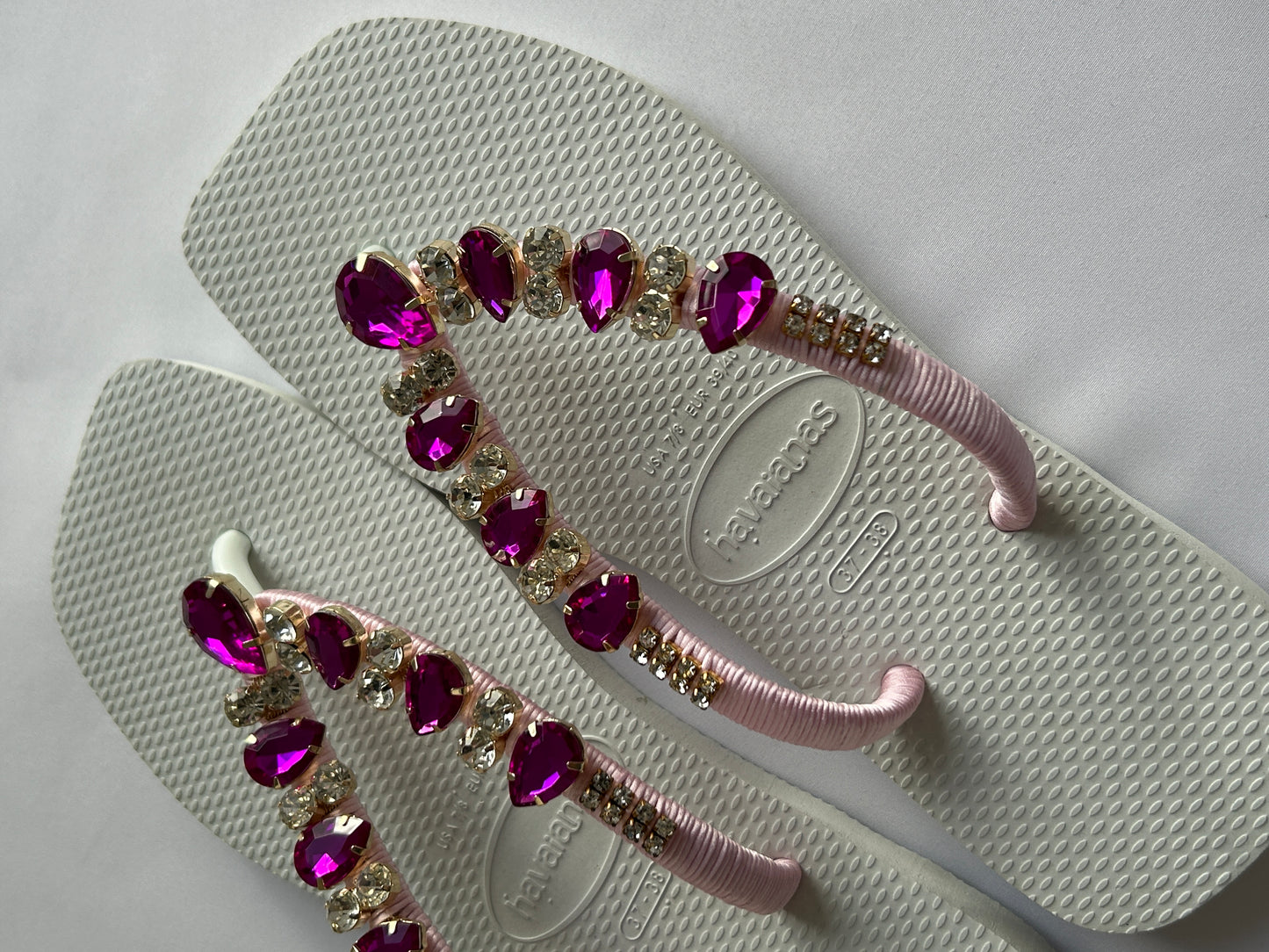 Tongs Havaianas Luxe Femme – Blanches avec Pierres Roses Chic