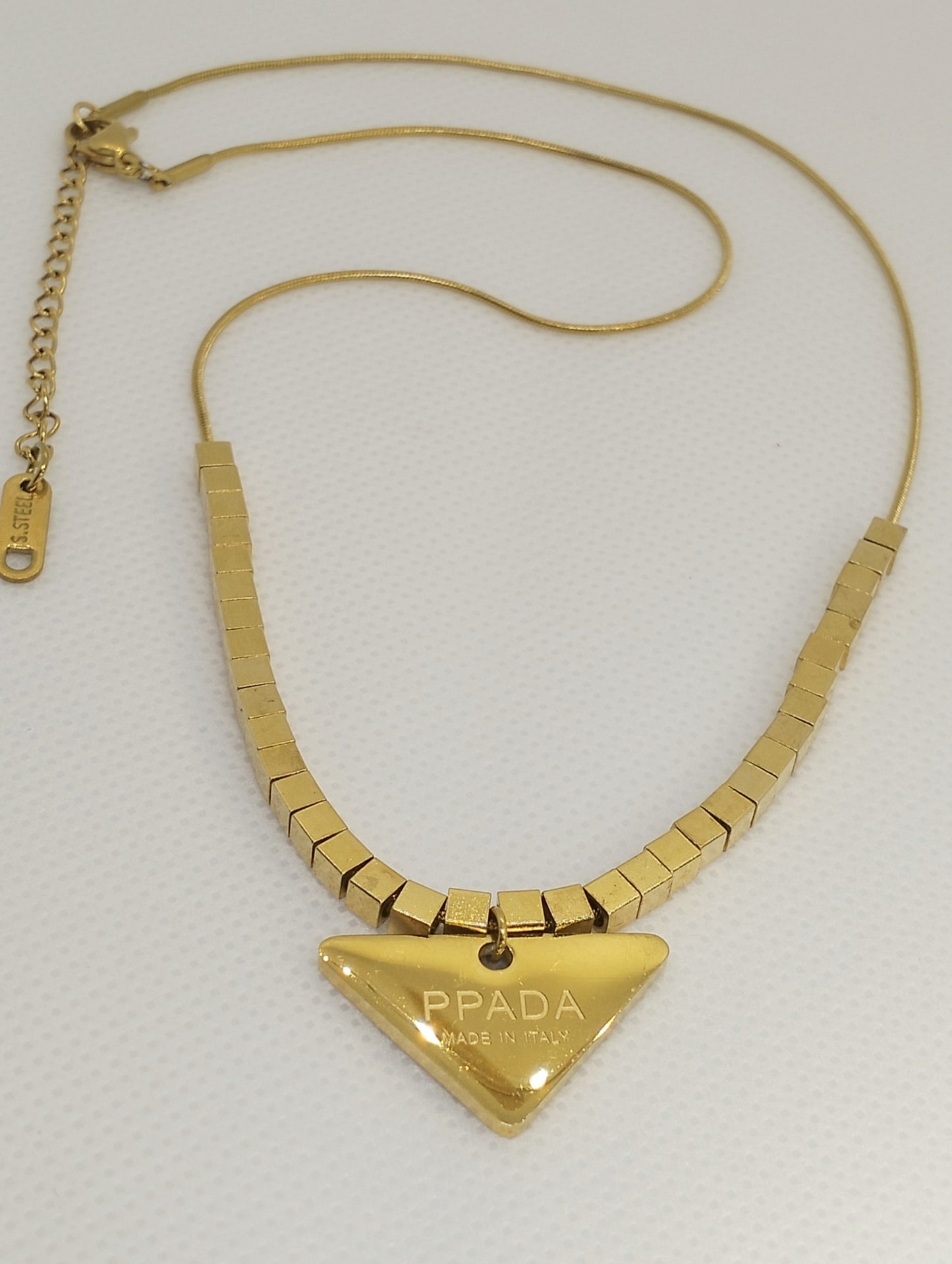 Collier Motif Triangle Ppada